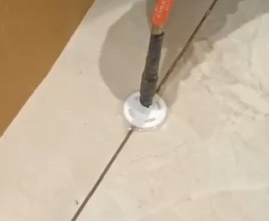 哈尔滨瓷砖空鼓维修公司专业解答瓷砖在铺贴过程中，如果没有涂抹均匀到位的粘结材料（如水泥砂浆或瓷砖胶），可能会导致以下问题